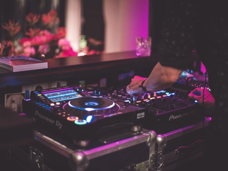 Image depicting key qualities to look for in a wedding DJ/MC.