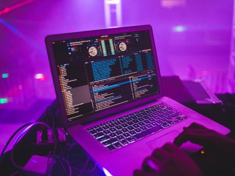 Image highlighting the key qualities of top-rated, professional DJ services.